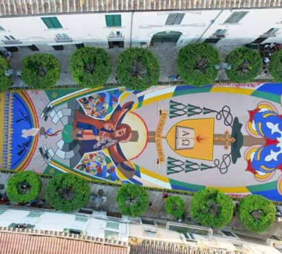 Tutto pronto per l’Infiorata del Corpus Domini di Sant’Agata de’ Goti