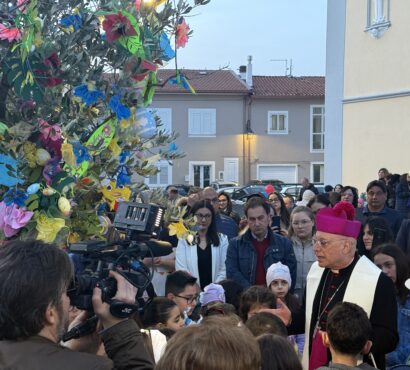 A Flumeri monsignor Melillo benedice l’Albero della Pace dell’associazione Bagliori di Luce ODV